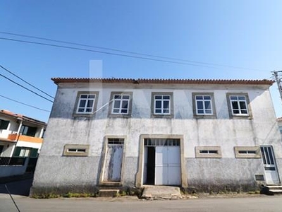 Moradia para restauro em Santa Maria da Feira com 1.047 m2 de terreno, com a possibilidade de construção de 4 moradias em banda.