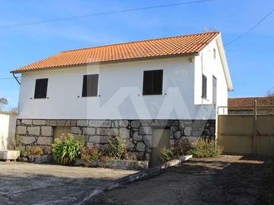 Moradia T3 com sótão e terreno perto da praia Fluvial da Nossa Senhora da Ribeira.