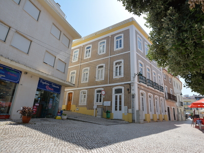 Apartamento no centro de São Martinho do Porto, em edifício histórico, com vista mar!