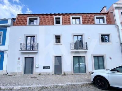 Apartamento em prédio classificado, com varanda na Ribeira do Porto