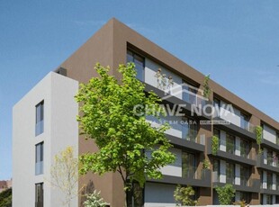 Apartamento T2 NOVO com varanda e lugar de estacionamento, em