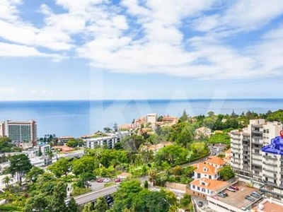 Four-bedroom penthouse with a privileged view to the sea and the city of Funchal