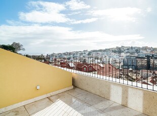Apartamento T3 com varanda entre o Marquês de Pombal e a Baixa de Lisboa