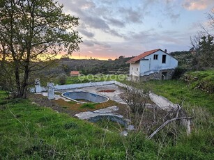 Terreno com 59.483 m2 de área, 2 moradias, 2 anexos e 2 casas arrumos