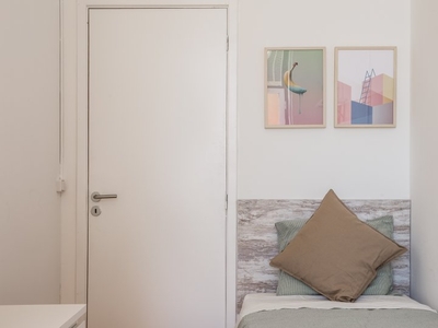 Confortável quarto em apartamento com 8 quartos na Misericórdia, Lisboa