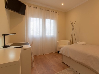 Quarto acolhedor para alugar em apartamento de 5 quartos em Oeiras