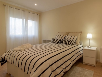 Quarto elegante para alugar em apartamento de 5 quartos em Oeiras