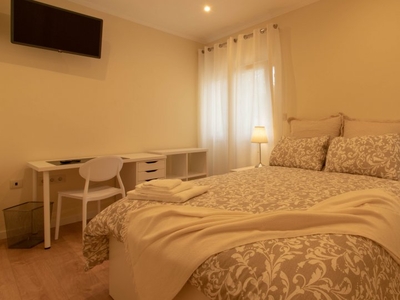 Quarto espaçoso para alugar em apartamento de 5 quartos em Oeiras