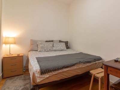 Quarto mobiliado em apartamento de 2 quartos no Bairro Alto, Lisboa