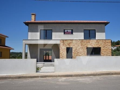 Single Family House T4 | garage and outbuilding | New Construction | Serpins, Lousã