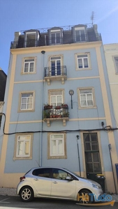 Vende-se apartamento T4 renovado, na Rua da Beneficência, em Lisboa