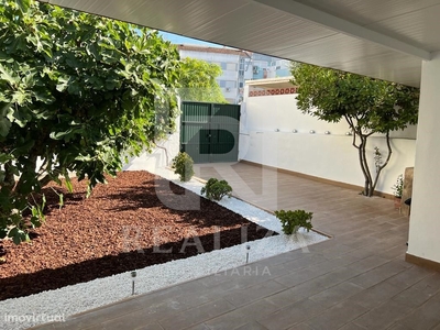 Apartamento T2+1 com jardim e estacionamento em Corroios