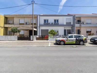 Andar de Moradia T3 à venda na Rua Chaby Pinheiro