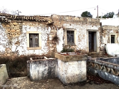 Casa antiga geminada localizada no Monte Seco, Loulé Algarve