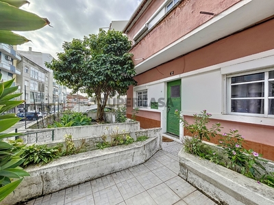 Moradia Bi-Familiar T4 Duplex à venda na Rua de Paula Vicente