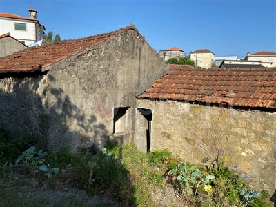 Terreno com ruina / Paredes, Vilela