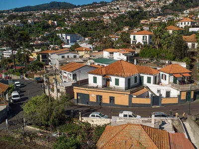 Oportunidade: Imóvel com Potencial de Rendimento e Vista para a Baía do Funchal