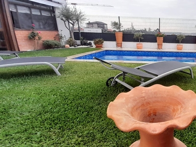 Venda de Moradia V4 isolada, com jardim e piscina em Touguinhó
