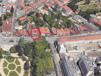Majestoso prédio / moradia em localização privilegiada no centro do Porto, para comprar e recuperar