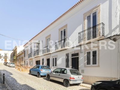Moradia tradicional com 6 quartos com excelente localização - Portimão