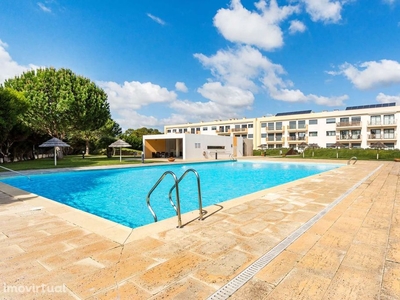 Apartamento T3 para arrendamento em condomínio com piscina em Oeiras