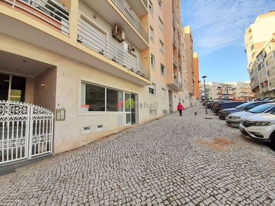 Arrenda-se loja com 95 m2 junto ao Hospital de São Bernardo em Setúbal.