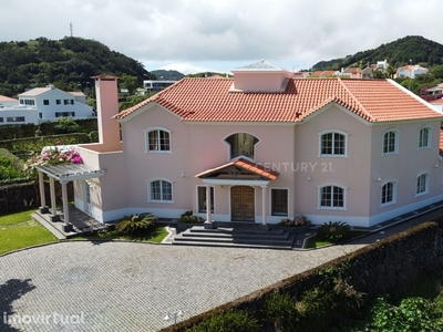 Elegante moradia em zona premium - Ponta Delgada/Azores