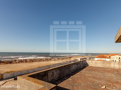 Moradia + Comércio para remodelar em frente à praia Esmoriz