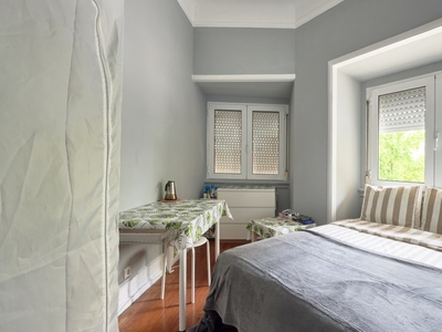 Aluga-se quarto em apartamento de 8 quartos no Areeiro, Lisboa