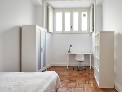 Aluga-se quarto em moradia de 11 quartos em Santa Cruz, Lisboa