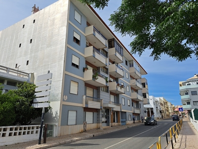 Apartamento T3 para renovar, com boas áreas, no centro de Loulé.