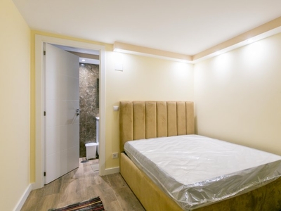 Casa de banho privativa em casa com 11 quartos em Famões, Lisboa