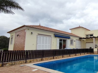 Moradia térrea com 4 quartos e piscina privada, a 3 kms de São Brás de Alportel.