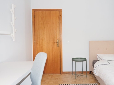 Quarto para alugar em apartamento de 4 quartos em Almada, Lisboa