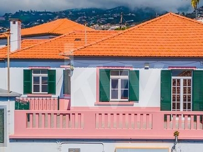 Moradia T2+1 no Funchal | Rua Conde Carvalhal |Com terraço de 61m2 | Vista Baia do Funchal
