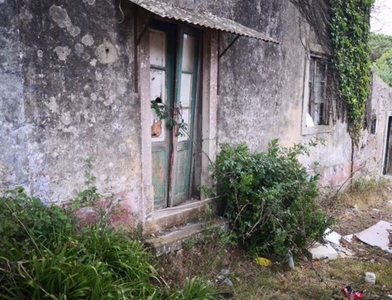 Venda de Casa Independiente + Terreno Rústico em Sitio Tala (Gaveto entre Rua do Minhoto e Rua 25 de Abril) Nº S/N Belas (Sintra)