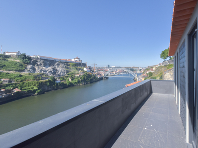 T2 Duplex Novo com Varanda em frente ao Rio Douro