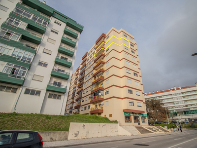 Apartamento T2 com vistas para o rio / Ponte Edgar Cardoso, no 7º andar, perto de todos serviços e acessos.