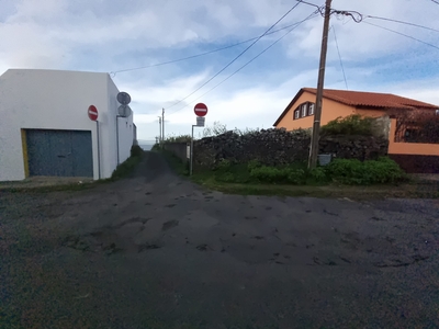 Terreno Urbano localizado em Santana - Rabo de Peixe, com vista sobre o mar da Costa Norte e que permite a construção de uma moradia