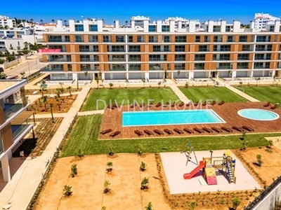 Apartamento moderno, localizado centralmente com ginásio, piscina e estacionamento.