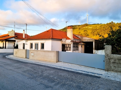 Moradia térrea T3, localizada em Alqueidão da Serra, Porto de Mós