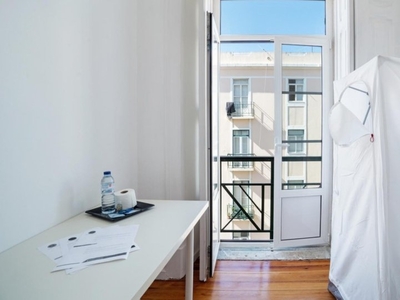 Aluga-se quarto em apartamento de 6 quartos em Santa Cruz, Lisboa