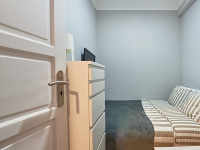 Aluga-se quarto em apartamento de 6 quartos na Amadora, Lisboa