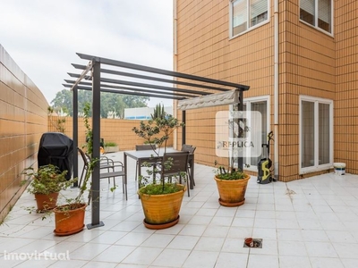 Apartamento T2 com Terraço e Garagem Box em Valadares