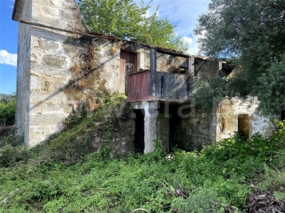 Terreno com ruina / Amares, Bouro (Santa Marta)