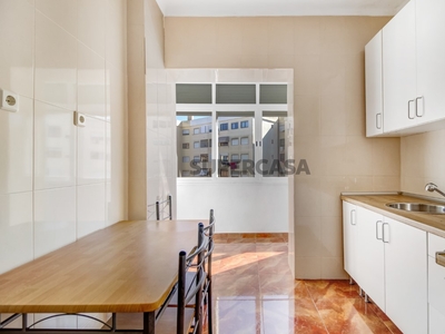 Apartamento T2 para arrendamento em Benfica
