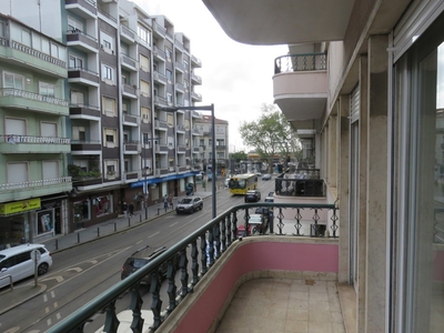 Apartamento T3 para arrendamento na Rua Damião de Góis
