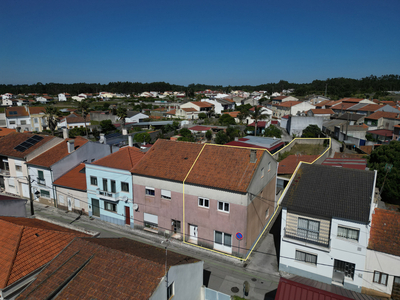 Moradia T4 de sótão amplo, com garagem, anexo e terreno no centro da Vila de Quiaios na Figueira da Foz