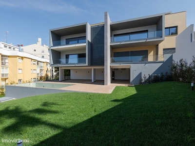 Apartamento T4 Duplex em condomínio no Estoril