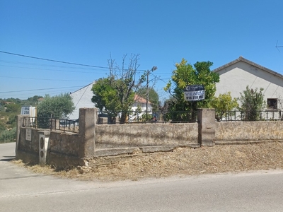 Moradia T3 à venda na Rua Casal do Laparo